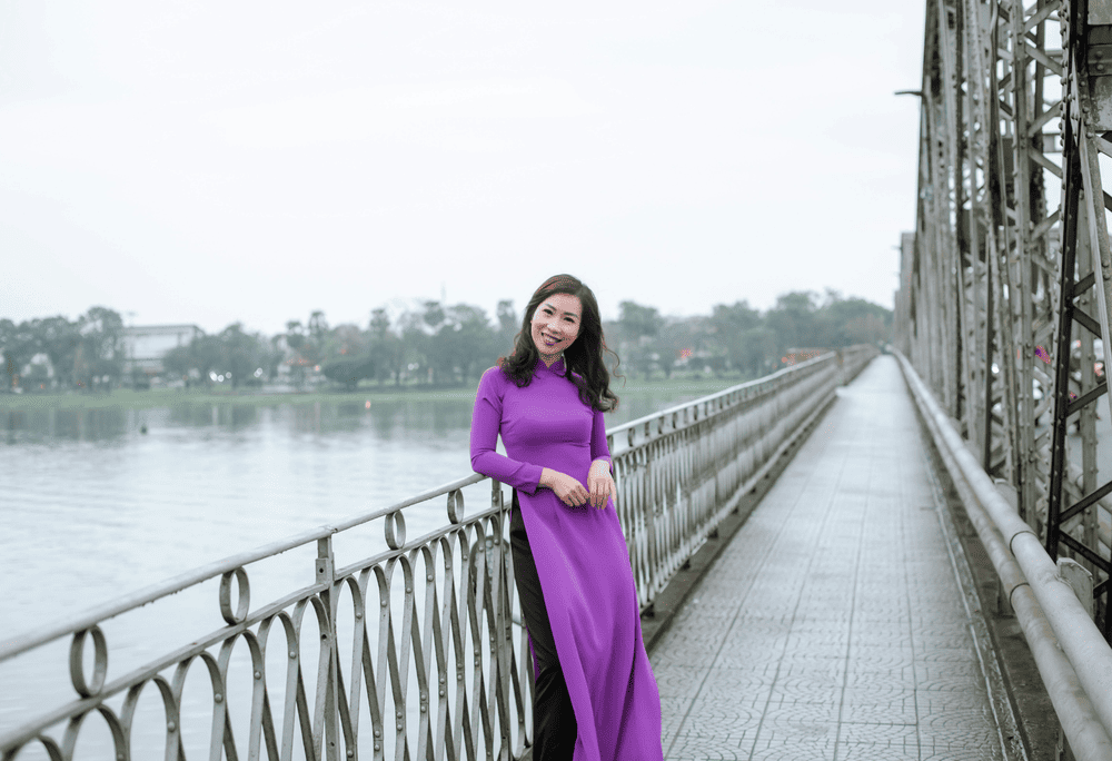 Standing on Truong Tien Bridge taking pictures is also an idea to capture the beautiful view from this bridge (Source: Canva)